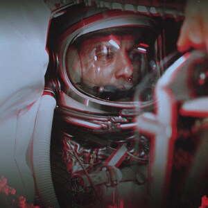 Puede incluir: Una fotograf&iacute;a en blanco y negro de Alan Shepard con un traje espacial, mirando por la ventana de la c&aacute;psula. La foto se titula "TAKEOFF" con el texto "ALAN SHEPARD IN CAPSULE ABOARD FREEDOM 7 BEFORE LAUNCH - 1961" debajo del t&iacute;tulo.