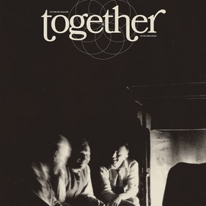 K&ouml;nnte beinhalten: Drei Personen sitzen in einem schwach beleuchteten Raum, versammelt um einen Kamin. Der Text "THE TIME WE COULD BE TOGETHER IN THE LIVING ROOM" wird &uuml;ber ihnen angezeigt.