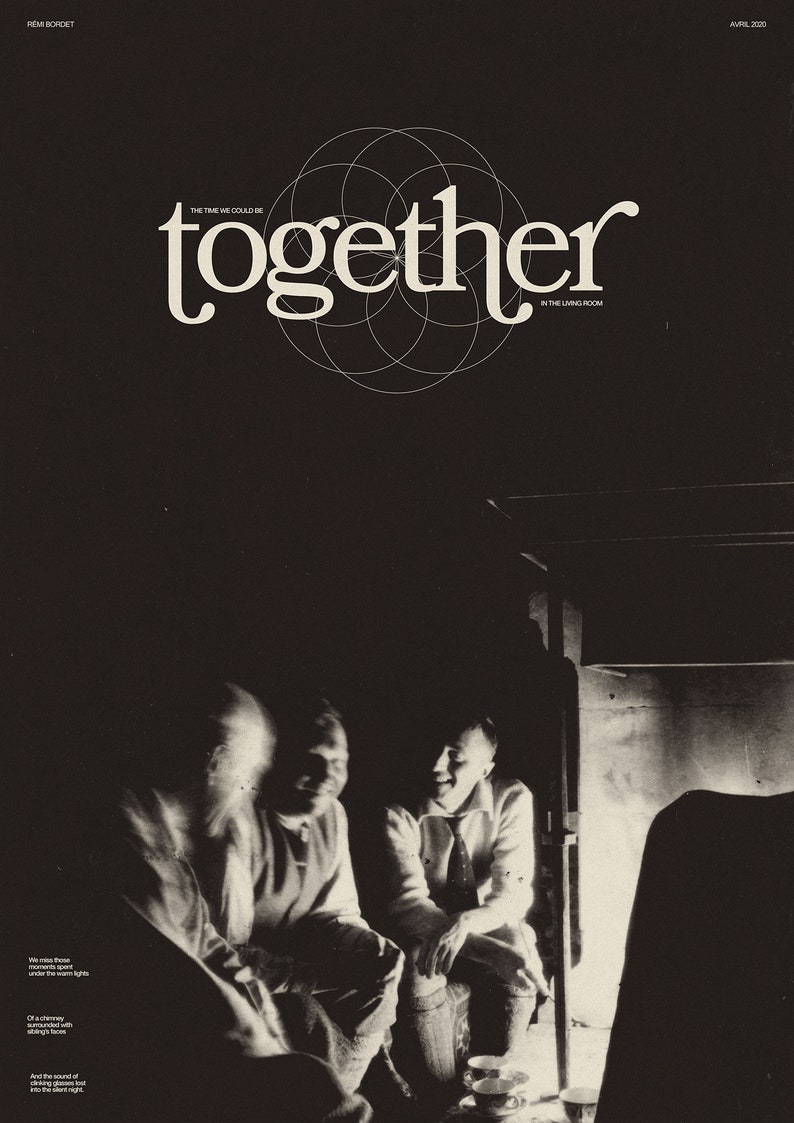 K&ouml;nnte beinhalten: Drei Personen sitzen in einem schwach beleuchteten Raum, versammelt um einen Kamin. Der Text "THE TIME WE COULD BE TOGETHER IN THE LIVING ROOM" wird &uuml;ber ihnen angezeigt.