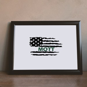 Puede incluir: Una impresi&oacute;n enmarcada de una bandera estadounidense desgastada con la palabra "MOTT" en texto verde.