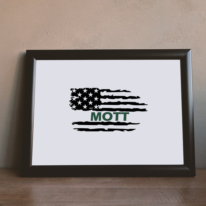 Puede incluir: Una impresi&oacute;n enmarcada de una bandera estadounidense desgastada con la palabra "MOTT" en texto verde.
