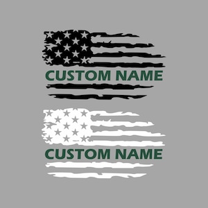 Puede incluir: Dos dise&ntilde;os de banderas americanas desgastadas con el texto "CUSTOM NAME" en verde. La bandera superior es negra y blanca, y la bandera inferior es blanca con un contorno negro.