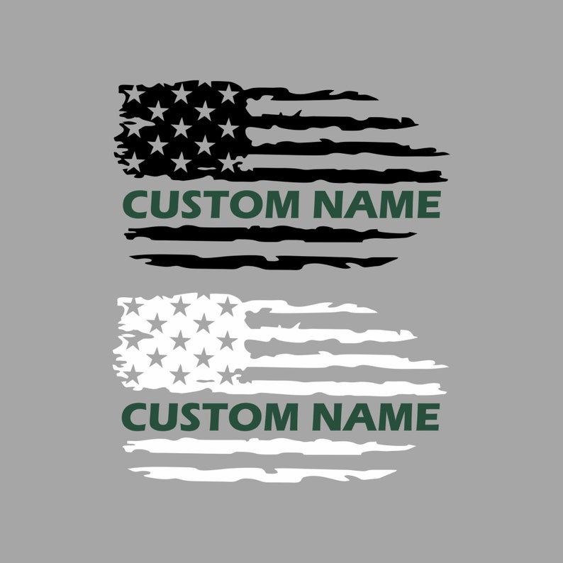 Puede incluir: Dos dise&ntilde;os de banderas americanas desgastadas con el texto "CUSTOM NAME" en verde. La bandera superior es negra y blanca, y la bandera inferior es blanca con un contorno negro.