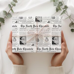 Pu&ograve; includere: Regalo confezionato con carta da regalo in stile giornale con un tema natalizio vintage. La carta &egrave; stampata con il testo "The North Pole Chronicle" e immagini di Babbo Natale. Legato con spago.