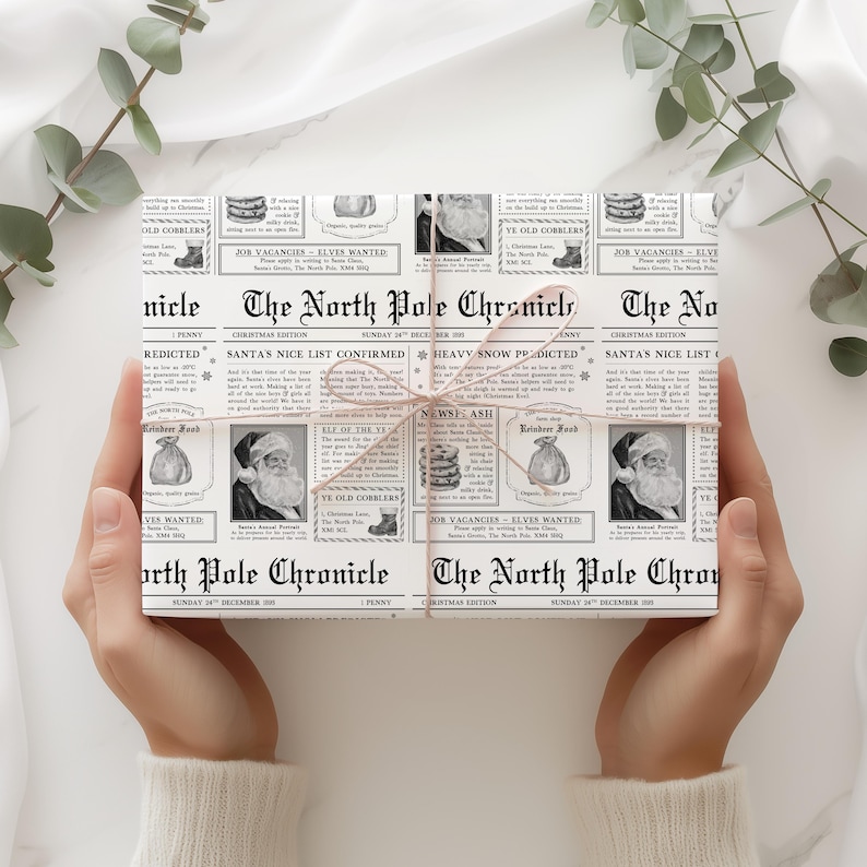 Pu&ograve; includere: Regalo confezionato con carta da regalo in stile giornale con un tema natalizio vintage. La carta &egrave; stampata con il testo "The North Pole Chronicle" e immagini di Babbo Natale. Legato con spago.