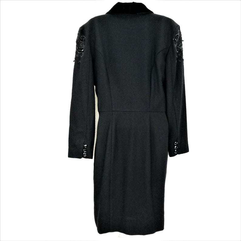 Puede incluir: Un vestido negro de manga larga con cuello de terciopelo y adornos de cuentas en los hombros y los pu&ntilde;os.