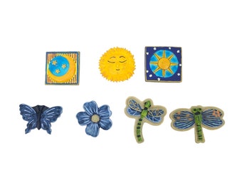 7 cubiertas de botones Celestial Floral Libélula Mariposa Sol Luna Estrellas Azul Amarillo