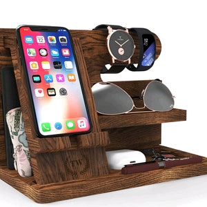 Estación de acoplamiento de madera grabada con láser personalizada, soporte para teléfono, llaves, billetera, mesita de noche, organizador, regalo para padre, papá, abuelo, esposo