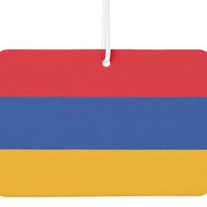 Könnte beinhalten: Ein Auto-Lufterfrischer mit der Flagge Armeniens. Die Flagge ist ein horizontaler Tricolor in Rot, Blau und Orange.