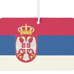 Könnte beinhalten: Ein Auto-Lufterfrischer mit der Flagge Serbiens. Die Flagge ist rot, blau und weiß mit einem Wappen in der Mitte. Das Wappen zeigt einen Doppelkopfadler mit einer Krone oben.