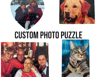 Puede incluir: Cuatro rompecabezas de fotos personalizados que muestran un retrato familiar, un golden retriever, un gato y un grupo de personas. Los rompecabezas son de diferentes formas y tamaños.