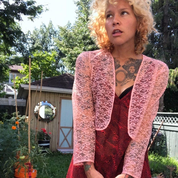 Cute af Vintage 90's cropped lace blazer