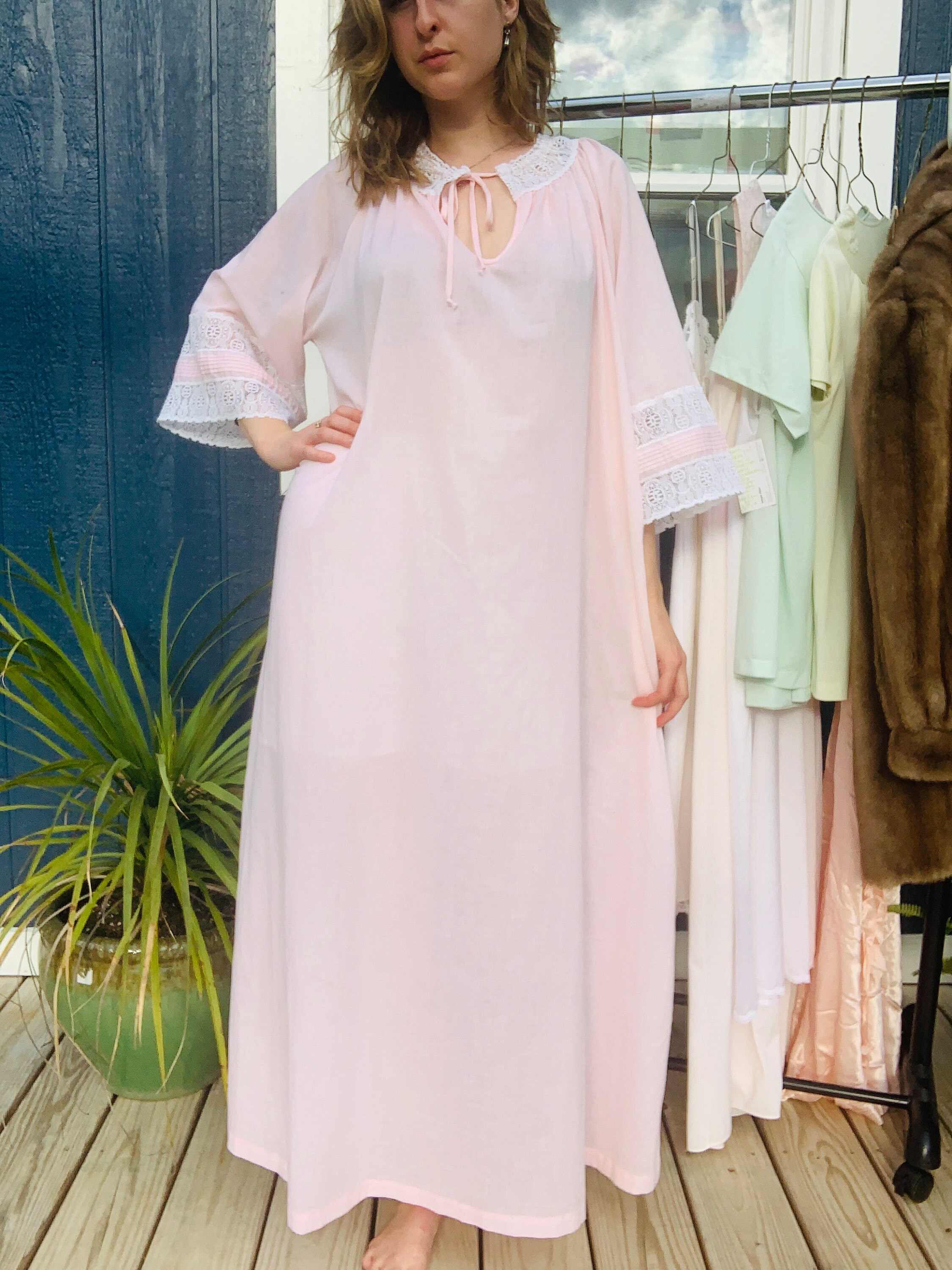 Vintage 1960s/70s Pale Pink Nightgown 
