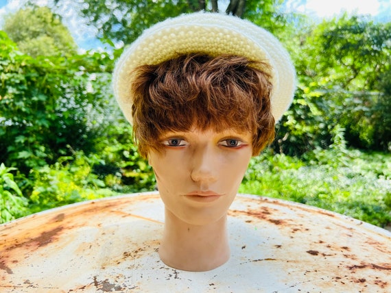 Vintage 1970’s Handmade White Knit Billed Beret/C… - image 3