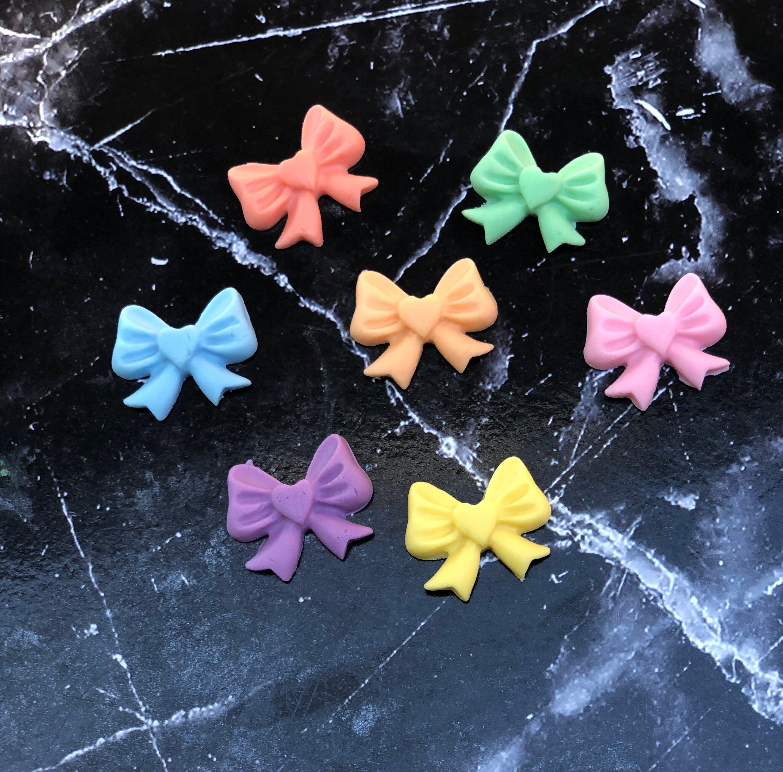24 Edible Bows for cupcakes and cakes. Pretty cupcake toppers. Etsy.de