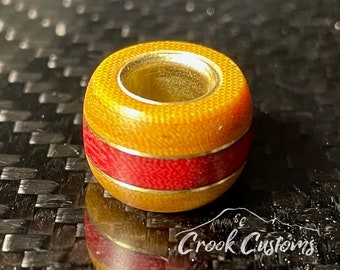 Cuenta de cordón de paracord hecha a mano, lino natural, micarta roja y latón.
