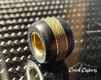 Cordón de cuentas de paracord de latón y micarta negra y verde oliva hecho a mano