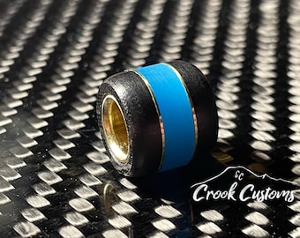 Cordón de paracord de micarta negra hecho a mano con brillo azul y latón
