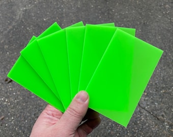 Zielona świecąca w ciemności kartka