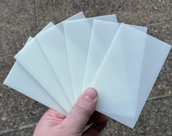 Biała, świecąca w ciemności prześcieradło