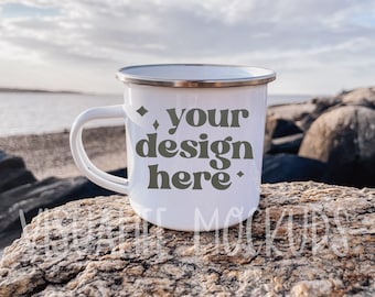 Emaille mok mockup| Mockup voor kampeermok | 11 oz. Mockup voor campingmok | Witte koffiemok gestileerde stockfoto | Mockup voor geëmailleerde koffiekopjes