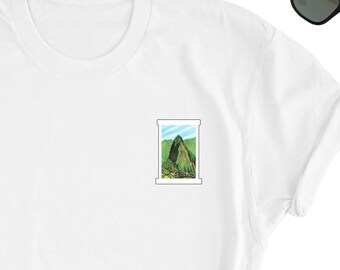 Puede incluir: Camiseta blanca con una pequeña imagen de un pico de montaña verde en un marco blanco.