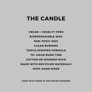 Pu&ograve; includere: Il testo "The Candle" con le seguenti informazioni: Vegano + Cruelty Free, Cera Biodegradabile, Cera Non Tossica, Combustione Pulita, Formula Triplamente Profumata, Tempo di Combustione di 70+ Ore, Stoppino in Cotone o Legno, Realizzato con Materiali Riciclati, 100% Fatto a Mano, Realizzato con Orgoglio nel Regno Unito.