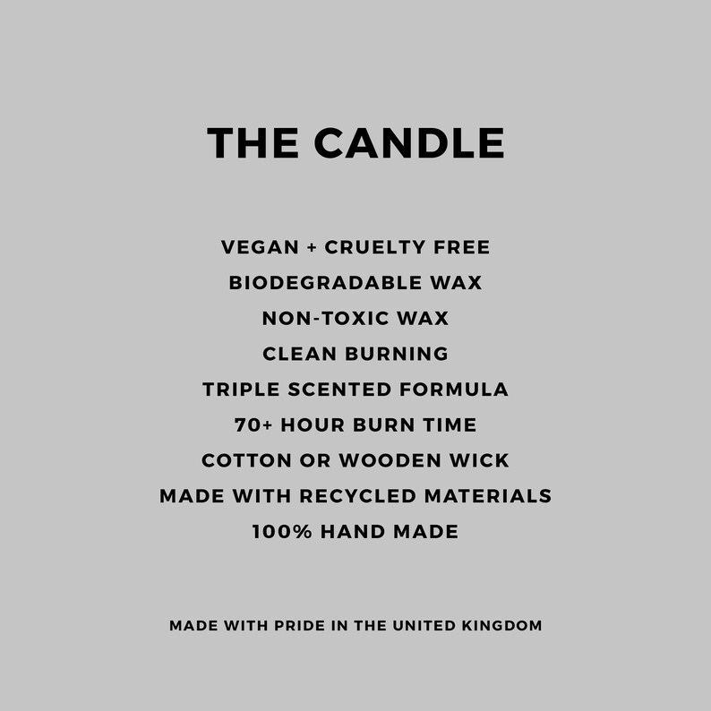 Pu&ograve; includere: Il testo "The Candle" con le seguenti informazioni: Vegano + Cruelty Free, Cera Biodegradabile, Cera Non Tossica, Combustione Pulita, Formula Triplamente Profumata, Tempo di Combustione di 70+ Ore, Stoppino in Cotone o Legno, Realizzato con Materiali Riciclati, 100% Fatto a Mano, Realizzato con Orgoglio nel Regno Unito.