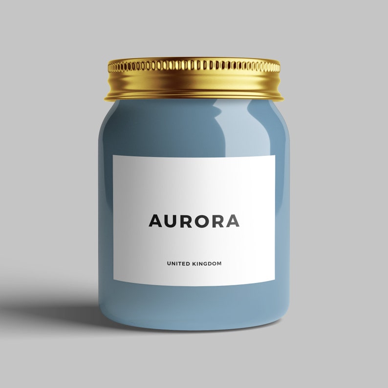 Pu&ograve; includere: Un barattolo di vetro blu con un coperchio dorato e un'etichetta bianca che dice "AURORA UNITED KINGDOM".