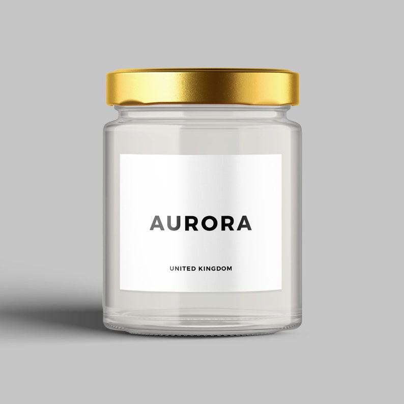 Pu&ograve; includere: Un barattolo di vetro trasparente con un coperchio dorato e un'etichetta bianca su cui &egrave; scritto "AURORA UNITED KINGDOM".