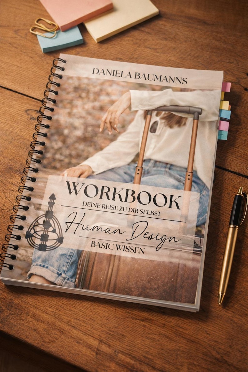 Może przedstawiać: Spiralny skoroszyt zatytułowany Daniela Baumanns Human Design Workbook Deine Reise zu dir selbst Basic Wissen, z okładką przedstawiającą osobę z walizką, złotym długopisem i kolorowymi karteczkami samoprzylepnymi na drewnianym podłożu.