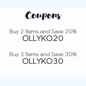 K&ouml;nnte beinhalten: Eine wei&szlig;e Karte mit einem floralen Rand und dem Text "Coupons" in Schwarz. Die Karte listet zwei Coupons auf: "Kaufe 2 Artikel und spare 20% OLLYKO20" und "Kaufe 3 Artikel und spare 30% OLLYKO30".
