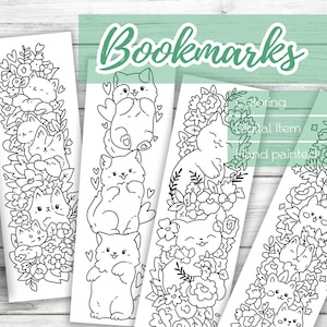 Könnte beinhalten: Eine Sammlung weißer Lesezeichen mit Schwarz-Weiß-Illustrationen von Katzen und Blumen. Das Wort "Bookmarks" ist in grüner Schreibschrift geschrieben. Die Lesezeichen sind auf einer hellgrünen und weißen Holzoberfläche angeordnet.