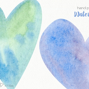 K&ouml;nnte beinhalten: Zwei handgemalte Aquarellherzen, eines in Blaut&ouml;nen und Gr&uuml;n, das andere in Blaut&ouml;nen und Lila. Die Herzen befinden sich auf einem wei&szlig;en Hintergrund. Der Text "hand painted Watercolor" befindet sich in der oberen rechten Ecke des Bildes.