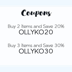K&ouml;nnte beinhalten: Eine wei&szlig;e Karte mit einem floralen Rand und dem Text "Coupons" in Schwarz. Die Karte listet zwei Coupons auf: "Kaufe 2 Artikel und spare 20% OLLYKO20" und "Kaufe 3 Artikel und spare 30% OLLYKO30".