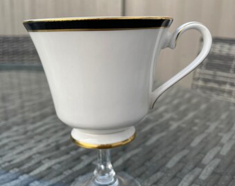 Taza de té en un tallo. Té alto. Taza de té de cóctel. Taza de té diferente. Fiesta en el jardín. Fiesta del té. Tazas de té de la tarde. Gafas de despedida de soltera.