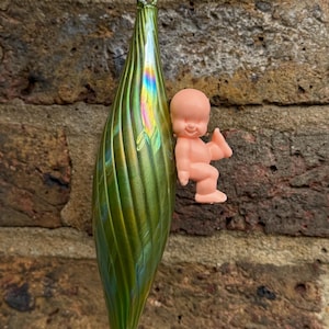 虹色に輝くガラスのドリップ。クリスマスの飾り。個性的な装飾。クリスマスツリーの飾り。2025年のクリスマス。小さな赤ちゃんたち。人形の飾り。