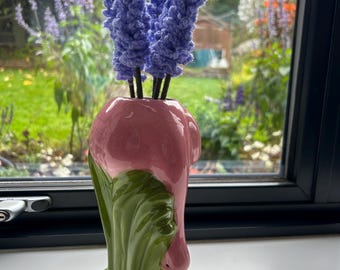 Lavanda tejida a crochet. Flores tejidas a crochet. Jarrón con flamencos.