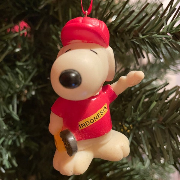 Indonésie. Snoopy. Snoopy dans le monde entier. Snoopy dans le monde des objets de collection. Cacahuètes. Décoration d'arbre de Noël. Décoration d'arbre de Noël.