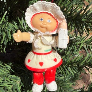 Adornos navideños únicos. Adorno navideño de muñeca Cabbage Patch. Figura de muñeca Cabbage Patch. Decoración para el árbol de Navidad.