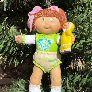 Adornos navideños únicos. Adorno navideño de muñeca Cabbage Patch. Figura de muñeca Cabbage Patch. Adorno navideño retro.