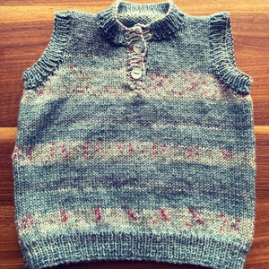 Knitted tank top. Unisex hand knitted tank top. 2-4 years clothing. Homemade. Unisex clothing. Handmade tank top. Hand knitted jumper.