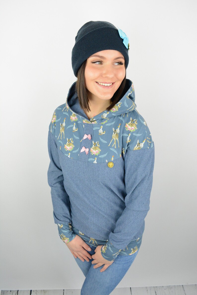 Hooded Sweatshirt Hoodie jeansblau Modes LONA with Roe motifs on Fit and Aperture with pink Bows LETZTE EXEMPLARE