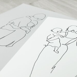 K&ouml;nnte beinhalten: Zwei minimalistische Strichzeichnungen. Eine zeigt eine Person, die andere zeigt eine Person, die ein Kind h&auml;lt. Die Kunstwerke sind in schwarzen Linien auf wei&szlig;em Hintergrund gehalten und erzeugen eine schlichte, aber elegante &Auml;sthetik.