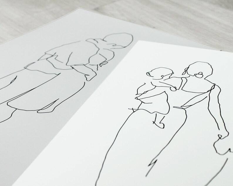 K&ouml;nnte beinhalten: Zwei minimalistische Strichzeichnungen. Eine zeigt eine Person, die andere zeigt eine Person, die ein Kind h&auml;lt. Die Kunstwerke sind in schwarzen Linien auf wei&szlig;em Hintergrund gehalten und erzeugen eine schlichte, aber elegante &Auml;sthetik.