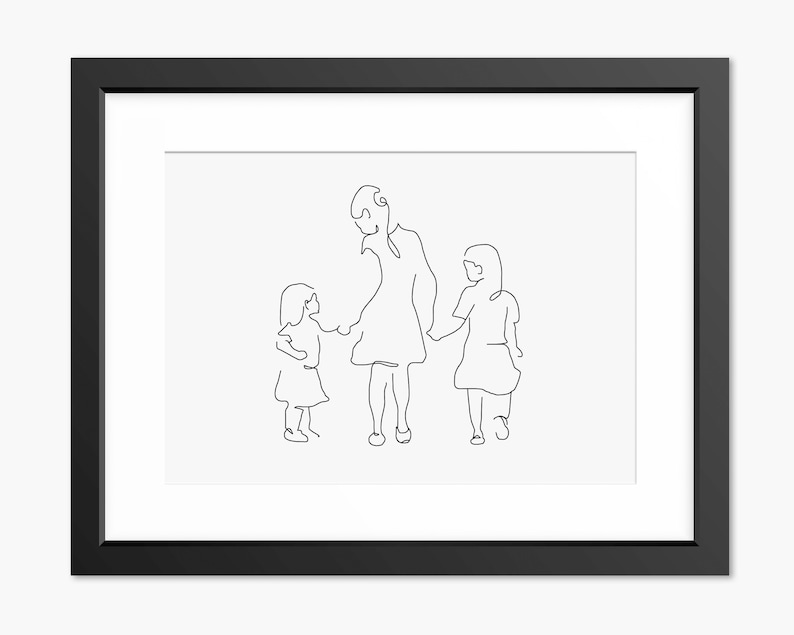 K&ouml;nnte beinhalten: Schwarz gerahmter Kunstdruck mit einer minimalistischen Strichzeichnung einer Person, die H&auml;ndchen mit zwei Kindern h&auml;lt. Das Kunstwerk ist in schwarzen Linien auf wei&szlig;em Hintergrund gehalten und erzeugt ein schlichtes Familienportr&auml;t.
