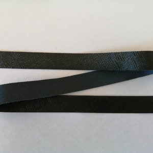 Könnte beinhalten: Schwarzes Band mit einer strukturierten Oberfläche.