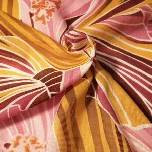 Cotton fabric with floral pattern rosé