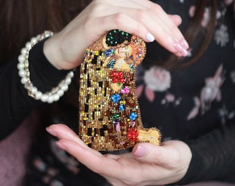 gustav klimt - painting the kiss. decoration brooch-art drawing. famous paintings as a gift. reproduction