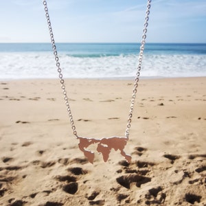 Kette, Schmuck, Welt, silber, rostfreier Stahl, Edelstahl, Reise, Urlaub, Weltkarte, Backpacker, Weltenbummler, Wanderlust, Meer, Strand